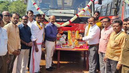 ಚಿತ್ರ 6ಬಿಡಿಆರ್2ಹುಮನಾಬಾದ್‌ನಲ್ಲಿ ತುಳಜಾಪೂರಕ್ಕೆ ಆರಂಭಗೊಂಡ ಬಸ್‌ಗೆ ಸಾರಿಗೆ ಇಲಾಖೆಯ ವಿಭಾಗೀಯ ನಿಯಂತ್ರಣಾಧಿಕಾರಿ ಚಂದ್ರಕಾಂತ ಫುಲೇಕರ್‌ ಚಾಲನೆ ನೀಡಿದರು. | Kannada Prabha